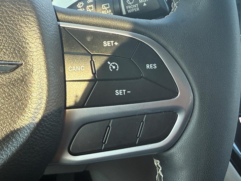 Chrysler Voyager Vehicle Full-screen Gallery Image 15