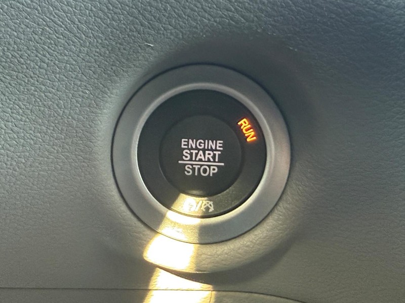 Chrysler Voyager Vehicle Full-screen Gallery Image 16