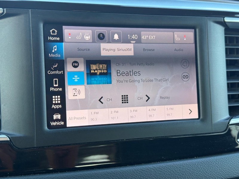 Chrysler Voyager Vehicle Full-screen Gallery Image 17