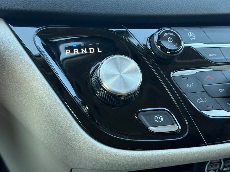 Chrysler Voyager Vehicle Full-screen Gallery Image 19