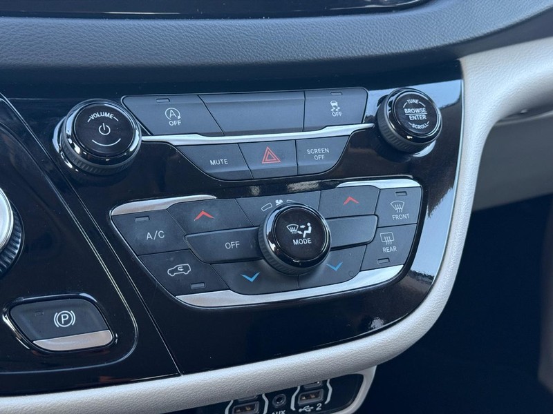 Chrysler Voyager Vehicle Full-screen Gallery Image 20