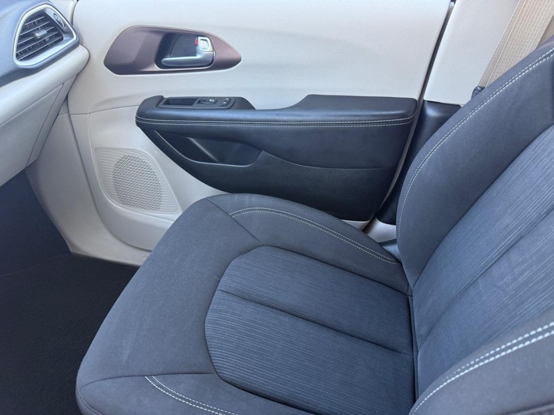 Chrysler Voyager Vehicle Full-screen Gallery Image 21