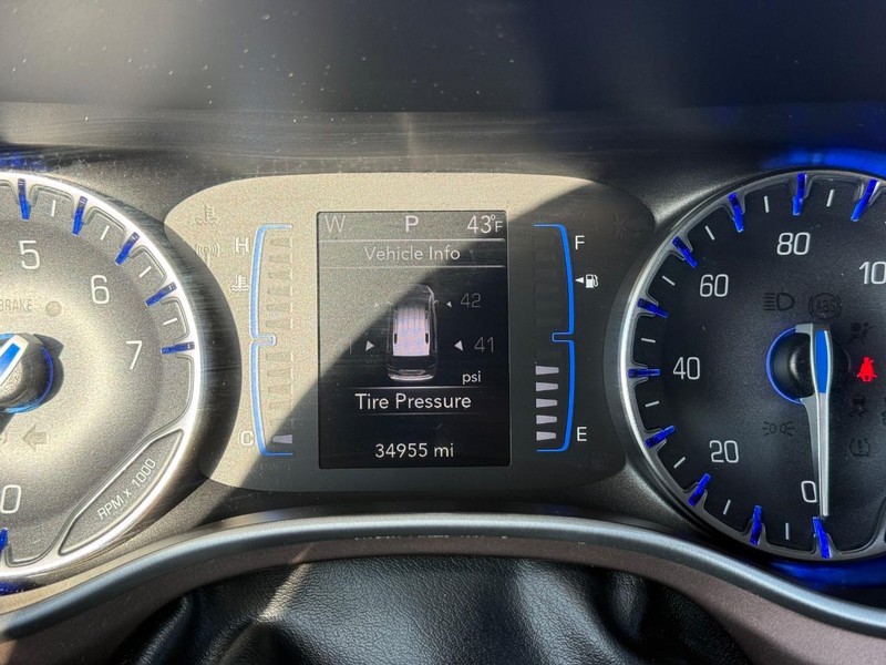 Chrysler Voyager Vehicle Full-screen Gallery Image 22