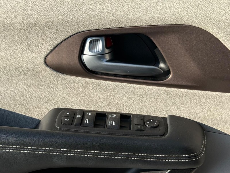 Chrysler Voyager Vehicle Full-screen Gallery Image 23