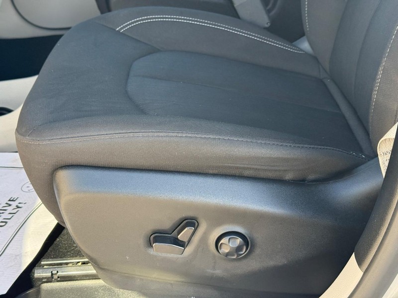 Chrysler Voyager Vehicle Full-screen Gallery Image 24