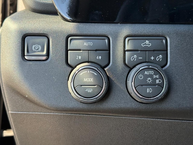 Chevrolet Silverado 1500 Vehicle Full-screen Gallery Image 16