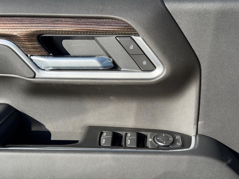 Chevrolet Silverado 1500 Vehicle Full-screen Gallery Image 18