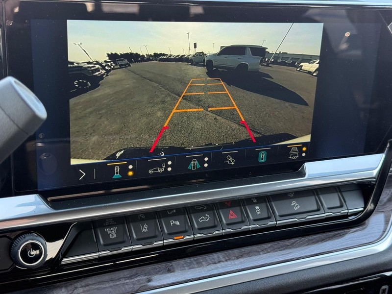 Chevrolet Silverado 2500HD Vehicle Full-screen Gallery Image 12