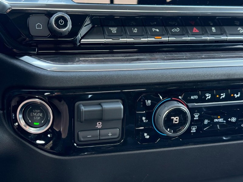 Chevrolet Silverado 2500HD Vehicle Full-screen Gallery Image 13