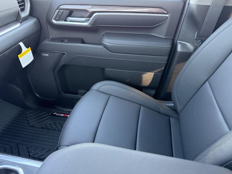 Chevrolet Silverado 2500HD Vehicle Full-screen Gallery Image 15