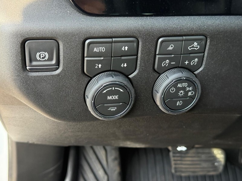 Chevrolet Silverado 2500HD Vehicle Full-screen Gallery Image 16