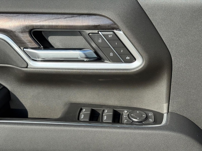 Chevrolet Silverado 2500HD Vehicle Full-screen Gallery Image 18