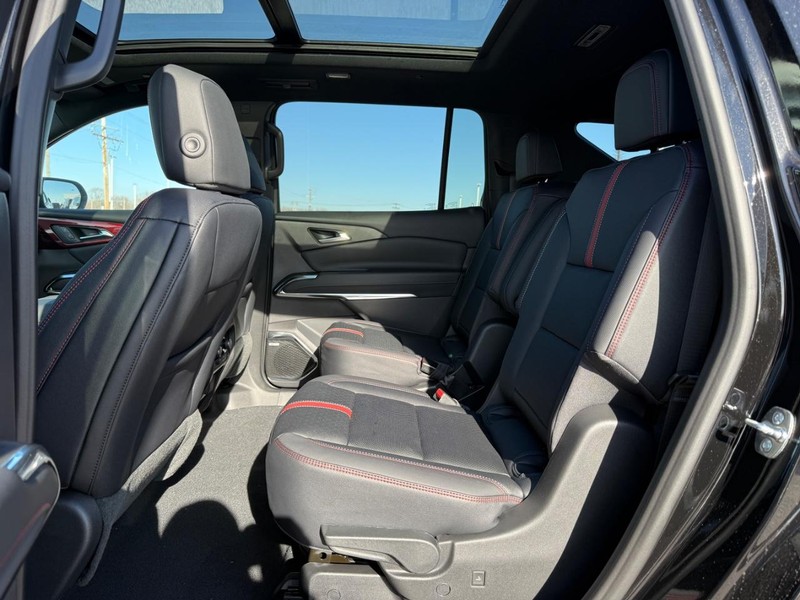 Chevrolet Traverse Vehicle Full-screen Gallery Image 6