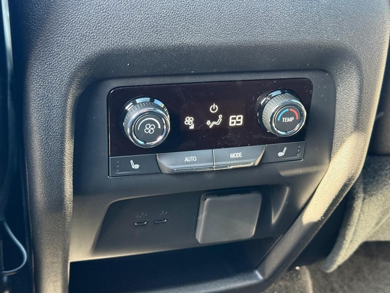 Chevrolet Traverse Vehicle Full-screen Gallery Image 8