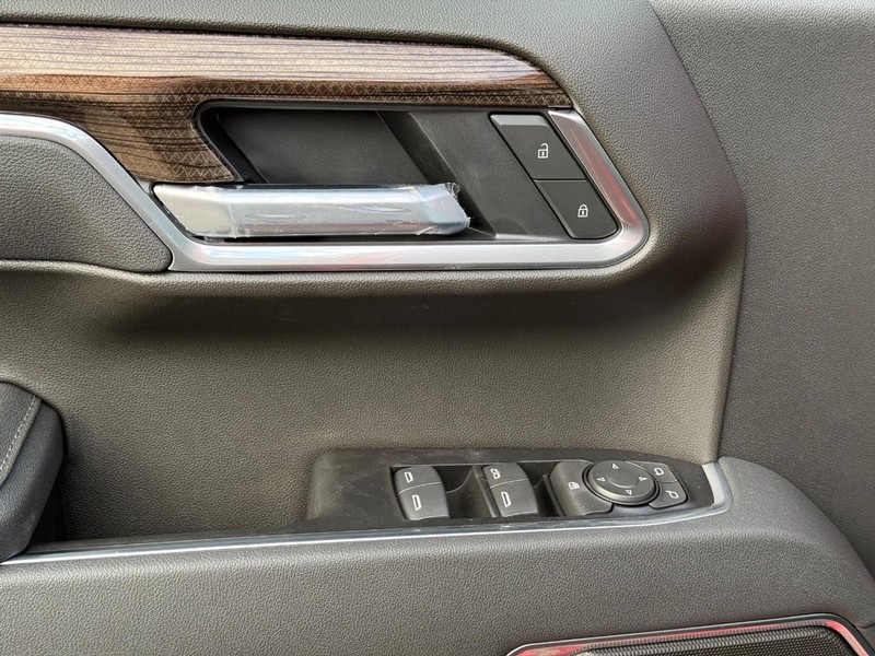 Chevrolet Silverado 1500 Vehicle Full-screen Gallery Image 16