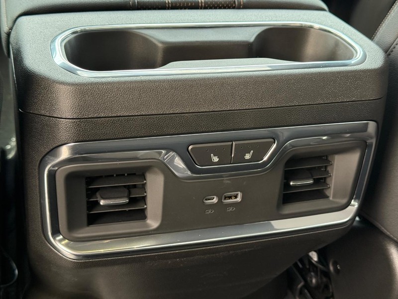 Chevrolet Silverado 2500HD Vehicle Full-screen Gallery Image 7