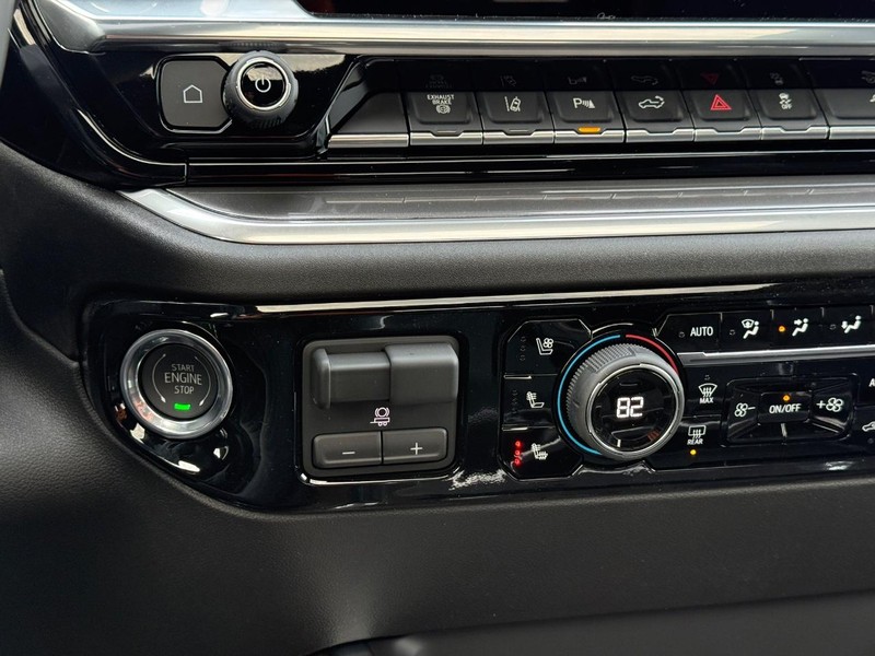 Chevrolet Silverado 2500HD Vehicle Full-screen Gallery Image 14