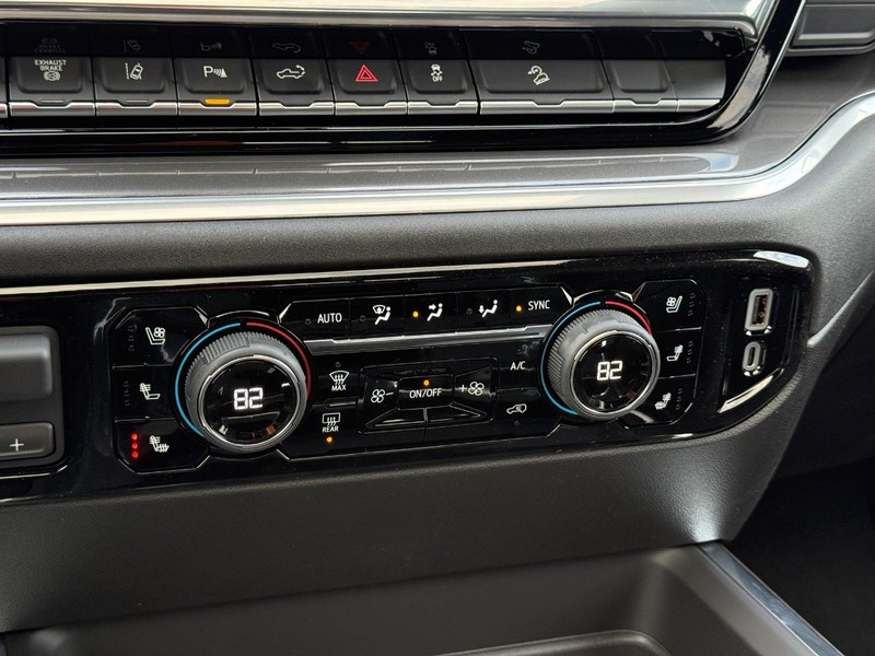 Chevrolet Silverado 2500HD Vehicle Full-screen Gallery Image 15