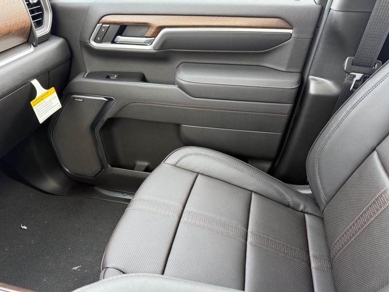 Chevrolet Silverado 2500HD Vehicle Full-screen Gallery Image 16