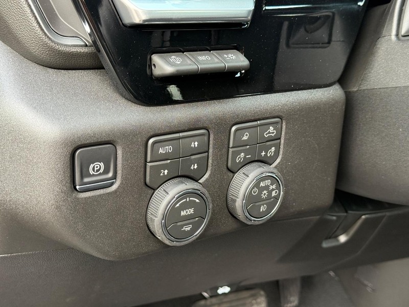 Chevrolet Silverado 2500HD Vehicle Full-screen Gallery Image 17