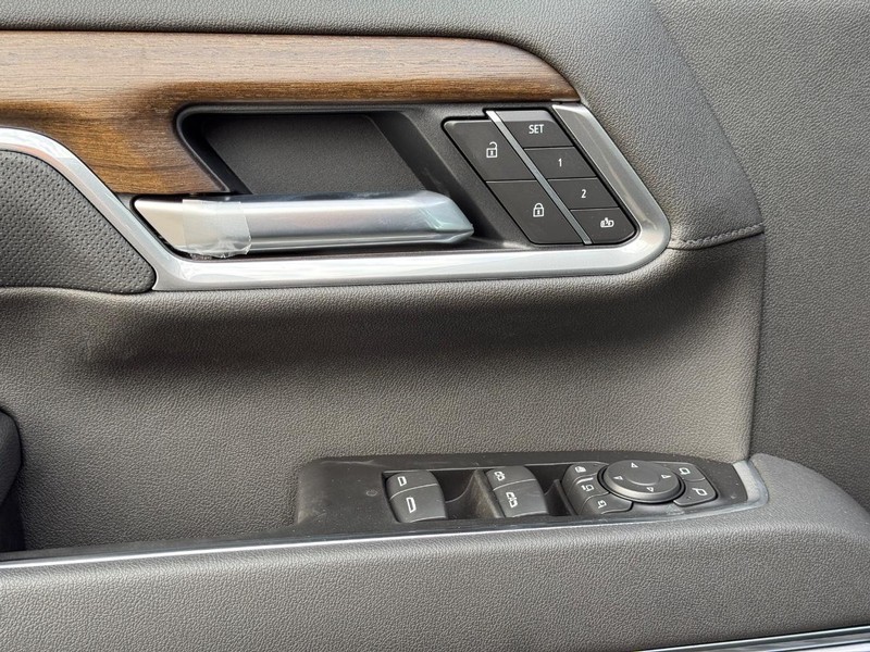 Chevrolet Silverado 2500HD Vehicle Full-screen Gallery Image 19