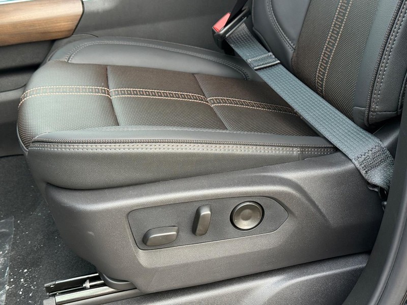 Chevrolet Silverado 2500HD Vehicle Full-screen Gallery Image 20