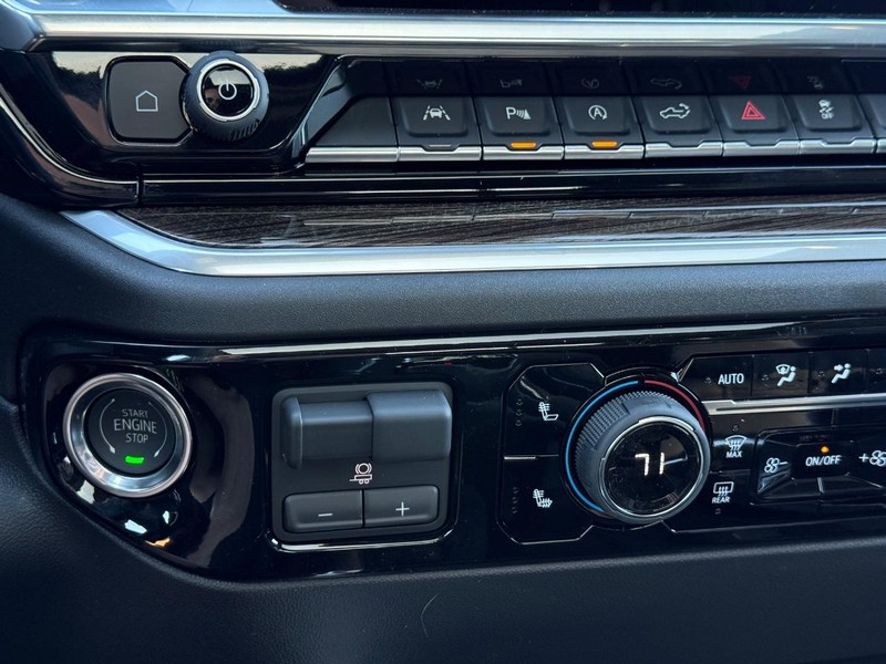 Chevrolet Silverado 1500 Vehicle Full-screen Gallery Image 13