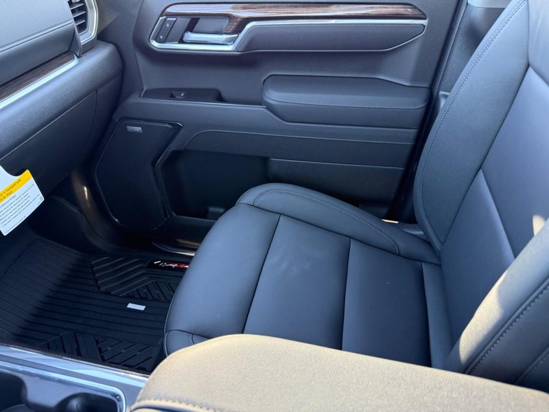 Chevrolet Silverado 1500 Vehicle Full-screen Gallery Image 16