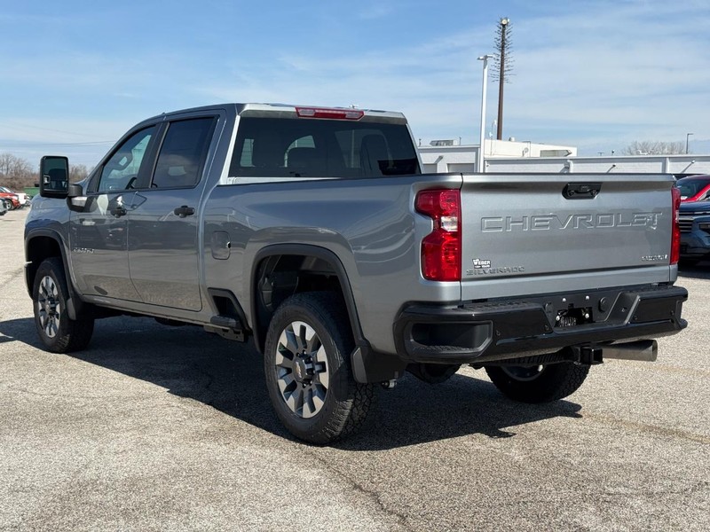 Chevrolet Silverado 2500HD Vehicle Full-screen Gallery Image 3