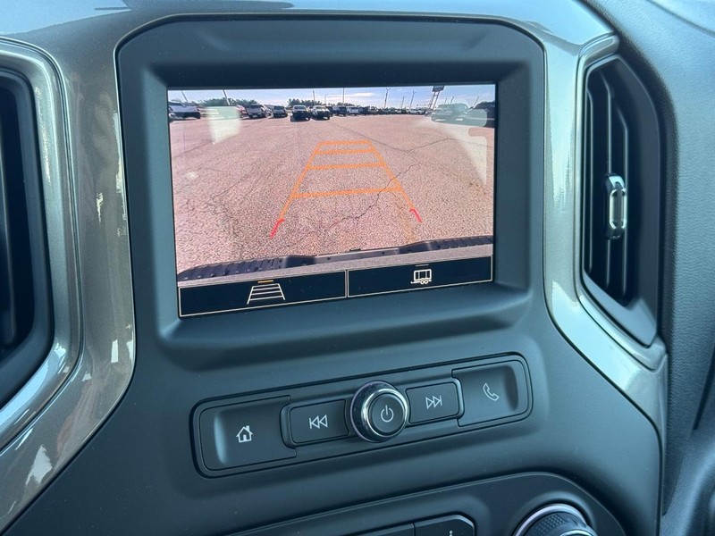 Chevrolet Silverado 2500HD Vehicle Full-screen Gallery Image 11