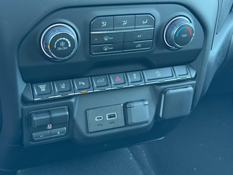 Chevrolet Silverado 2500HD Vehicle Full-screen Gallery Image 12