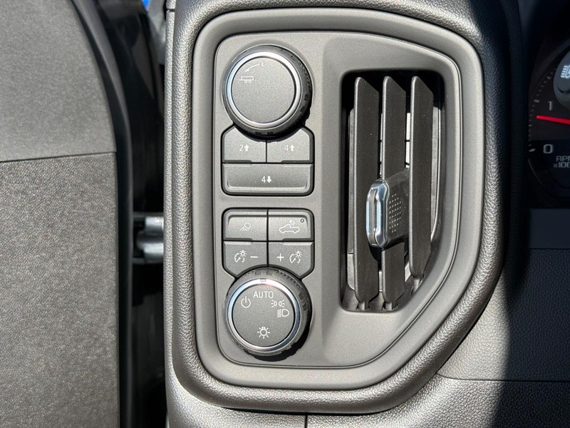 Chevrolet Silverado 2500HD Vehicle Full-screen Gallery Image 14