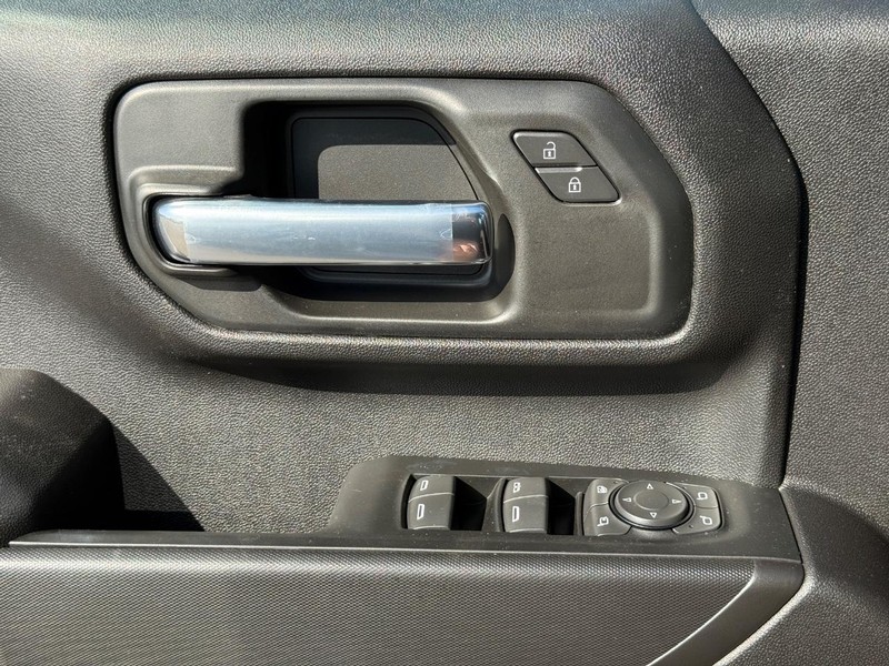 Chevrolet Silverado 2500HD Vehicle Full-screen Gallery Image 15