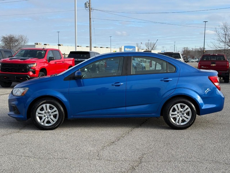 Chevrolet Sonic Vehicle Full-screen Gallery Image 2
