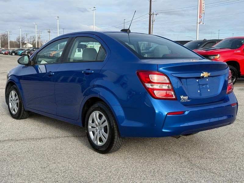 Chevrolet Sonic Vehicle Full-screen Gallery Image 3