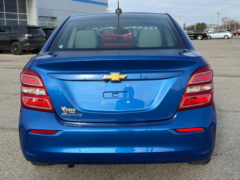 Chevrolet Sonic Vehicle Full-screen Gallery Image 4