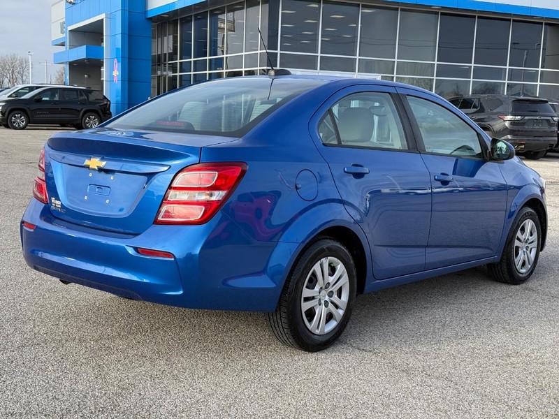 Chevrolet Sonic Vehicle Full-screen Gallery Image 5