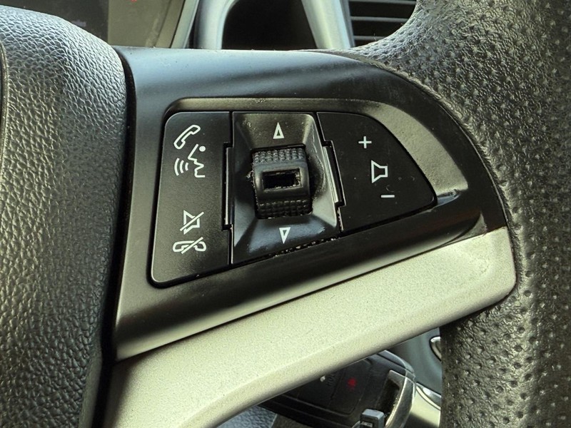 Chevrolet Sonic Vehicle Full-screen Gallery Image 13