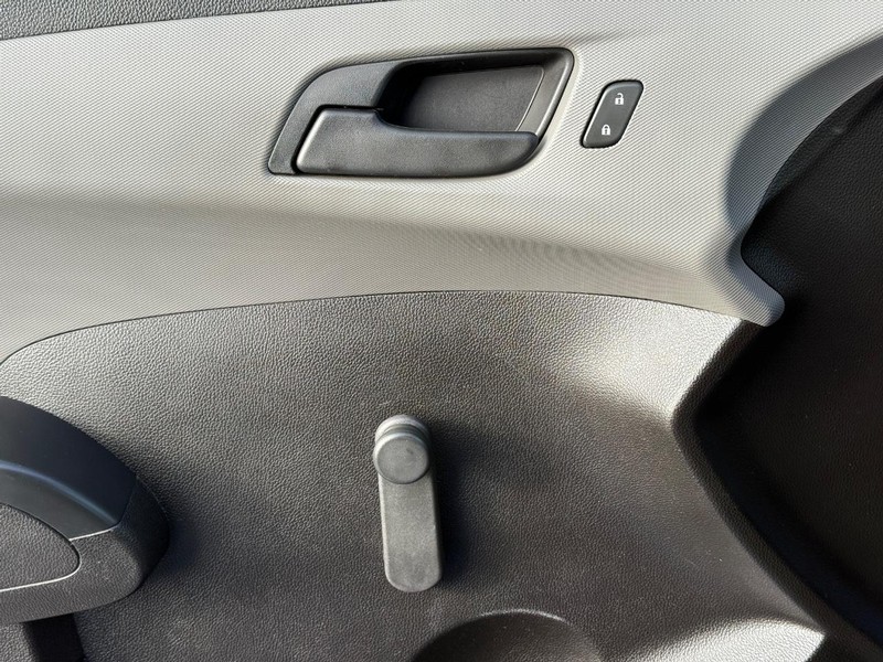 Chevrolet Sonic Vehicle Full-screen Gallery Image 20