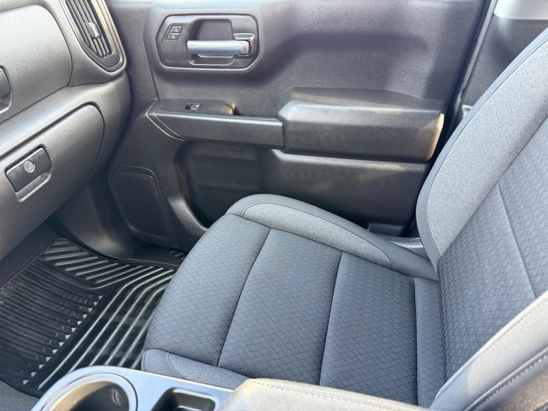 Chevrolet Silverado 1500 Vehicle Full-screen Gallery Image 19