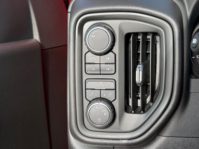 Chevrolet Silverado 1500 Vehicle Full-screen Gallery Image 21