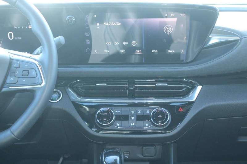Buick Envista Vehicle Full-screen Gallery Image 12