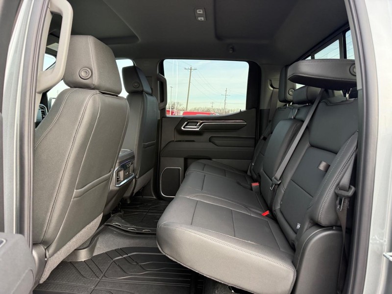 Chevrolet Silverado 1500 Vehicle Full-screen Gallery Image 5