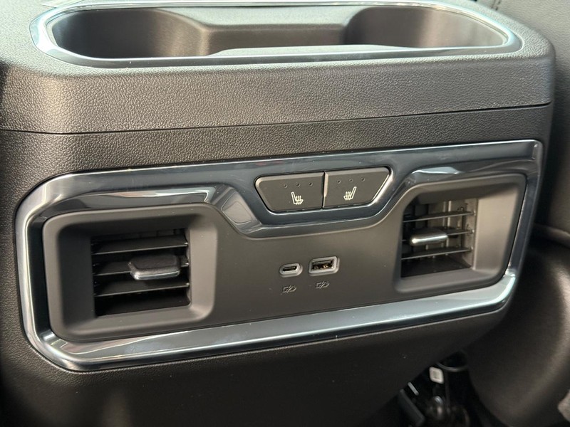 Chevrolet Silverado 1500 Vehicle Full-screen Gallery Image 6