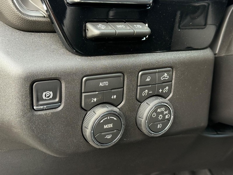 Chevrolet Silverado 1500 Vehicle Full-screen Gallery Image 17