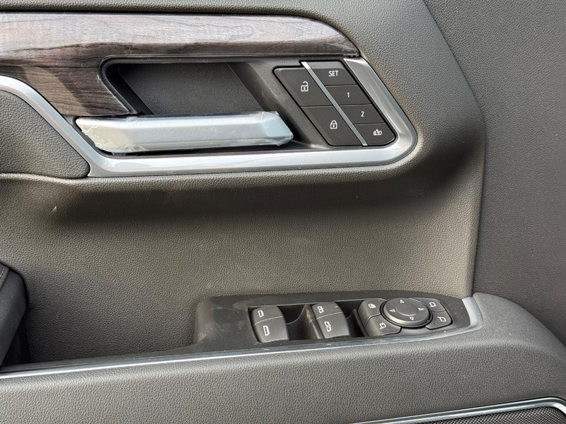 Chevrolet Silverado 1500 Vehicle Full-screen Gallery Image 19