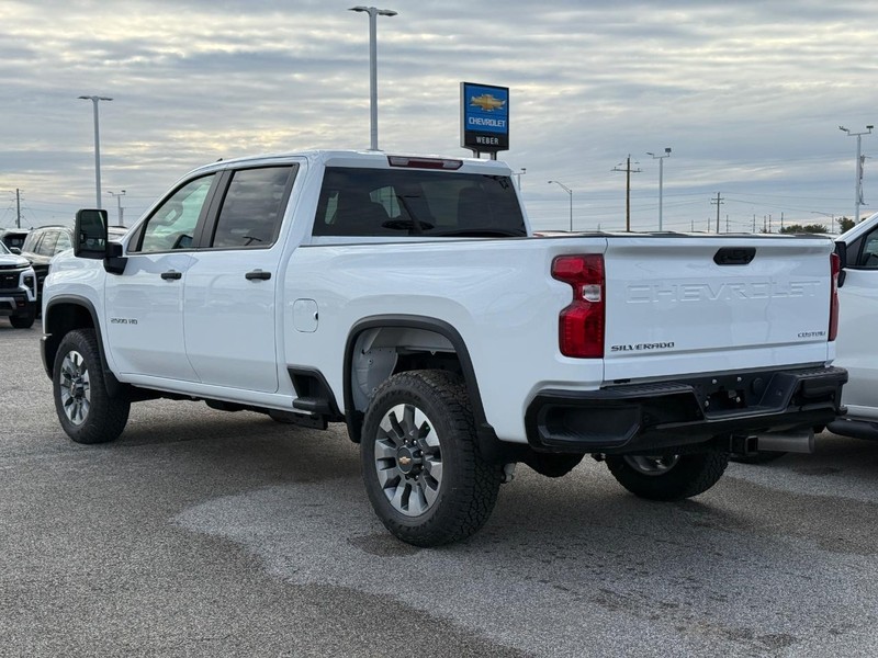 Chevrolet Silverado 2500HD Vehicle Full-screen Gallery Image 3