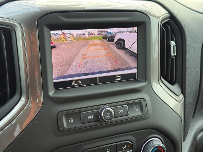 Chevrolet Silverado 2500HD Vehicle Full-screen Gallery Image 12