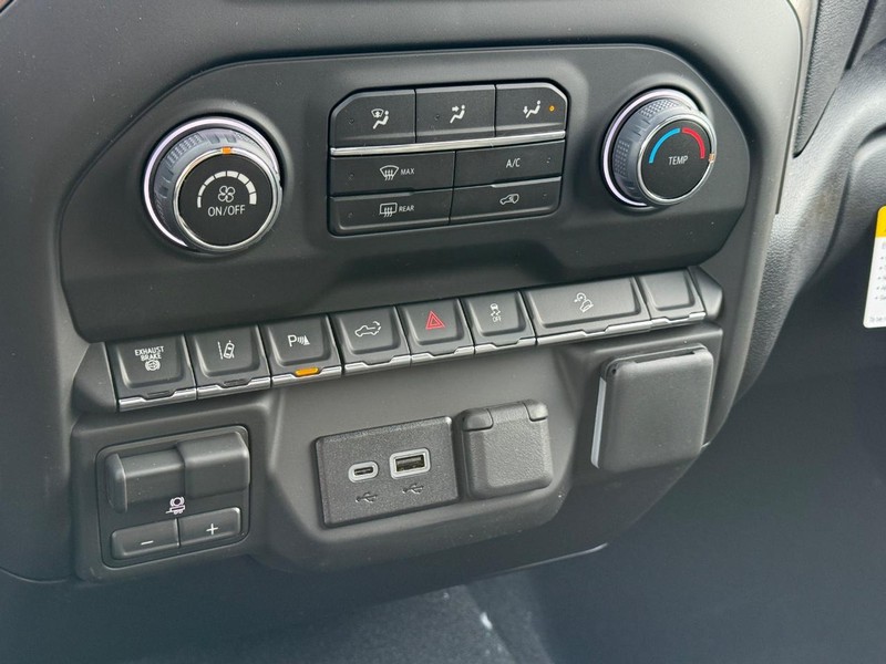 Chevrolet Silverado 2500HD Vehicle Full-screen Gallery Image 13