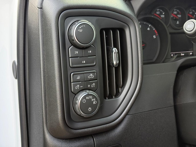 Chevrolet Silverado 2500HD Vehicle Full-screen Gallery Image 15